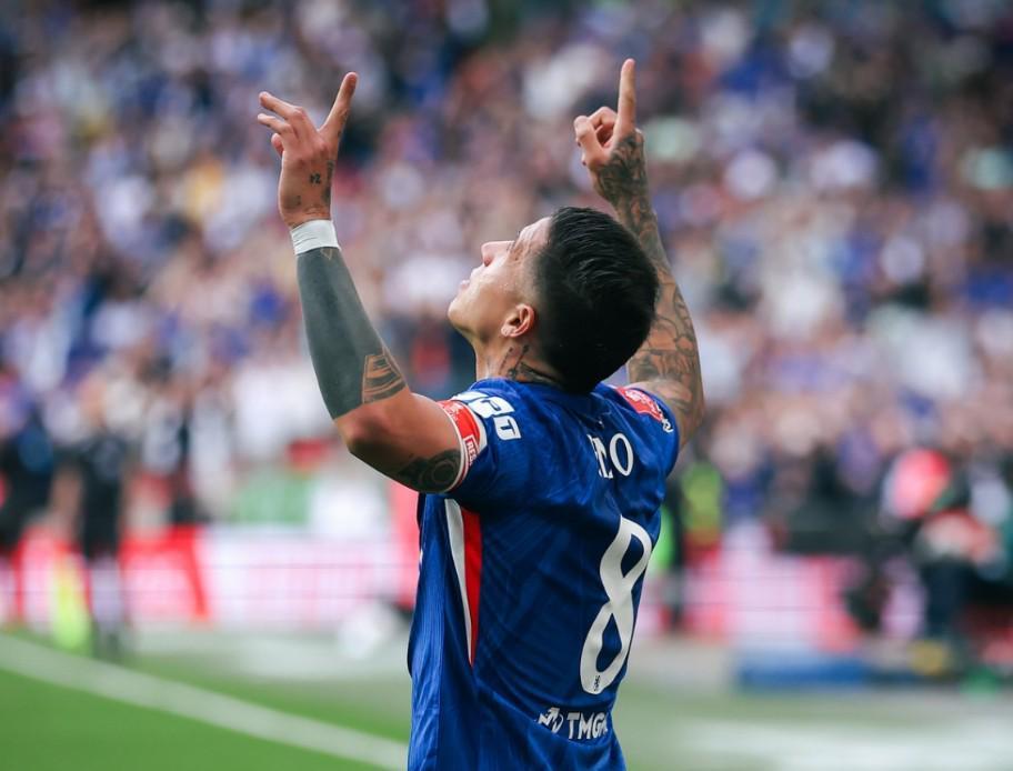 皇冠体育登录入口-恩佐晒庆祝照：又一场决赛，温布利球场我们很快相见